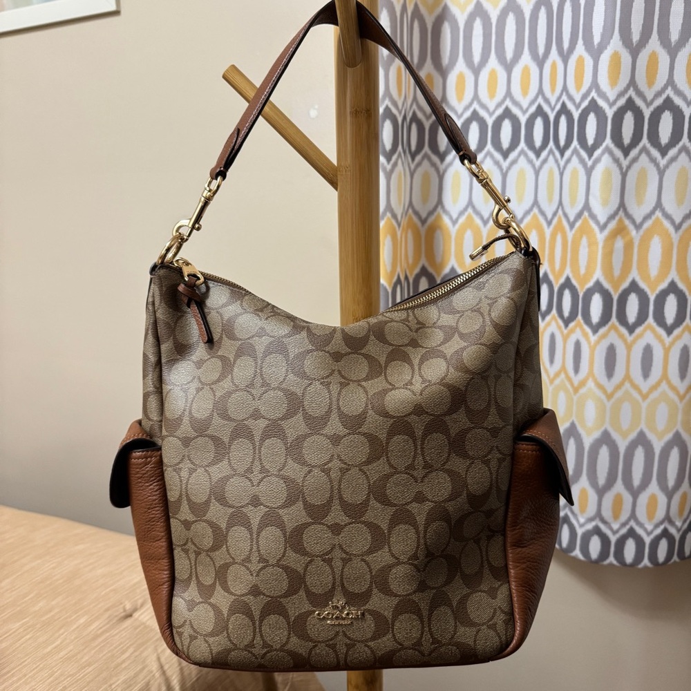 Beautiful Coach Multi-Pocket Shoulder Bag 💼